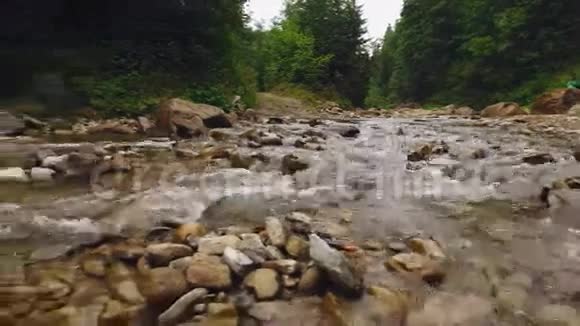 用河流拍摄山林视频的预览图