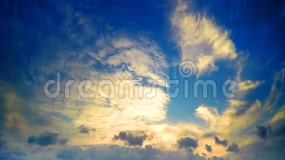 日落前的云彩和天空视频的预览图