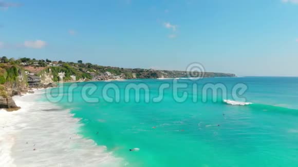 巴厘岛带波浪的绿松石海洋鸟瞰图热带岛屿视频的预览图