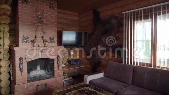 室内的木屋度假酒店内部视频的预览图