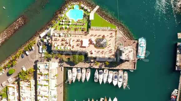 在加那利岛海岸的莫干港小镇鸟瞰图视频的预览图