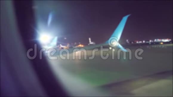 在机场降落起飞飞机飞行概念飞机晚上在机场起飞视频的预览图