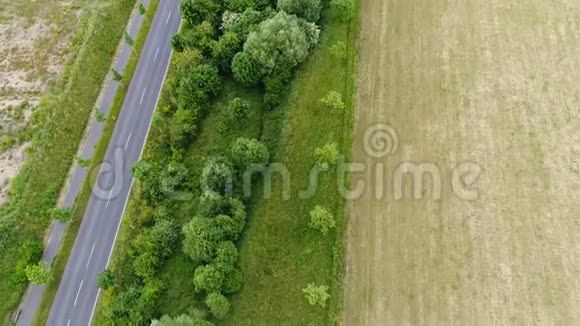 穿过森林的道路的鸟瞰图视频的预览图