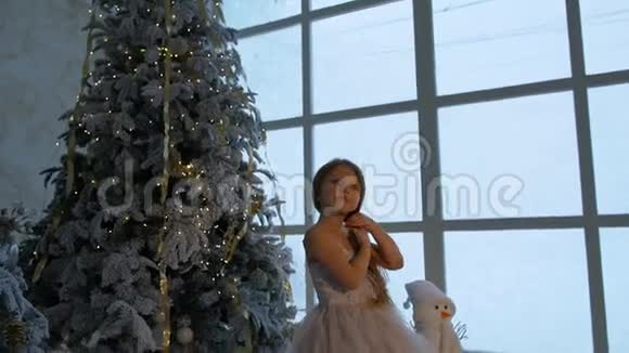 圣诞树上快乐的小女孩视频的预览图