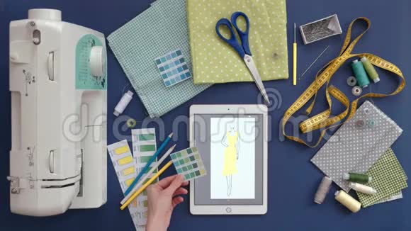女裁缝设计师服装表顶部视图蓝色背景视频的预览图