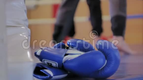 教练与拳击场的一名女踢脚手进行了一场训练战视频的预览图