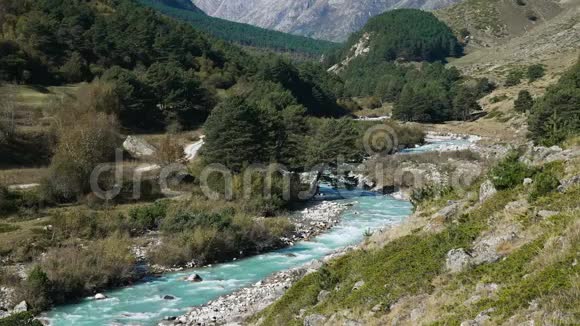 高加索山脉河流的景观景观视频的预览图