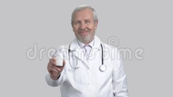 带着药丸的快乐医生的肖像视频的预览图