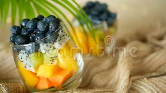 五颜六色的热带混合沙拉在罐子里玻璃碗中新鲜的各种生有机浆果和水果健康素食视频的预览图