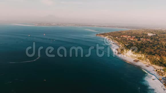 带海浪的巴厘岛鸟瞰图日落时有波浪和海洋海岸的景观视频的预览图