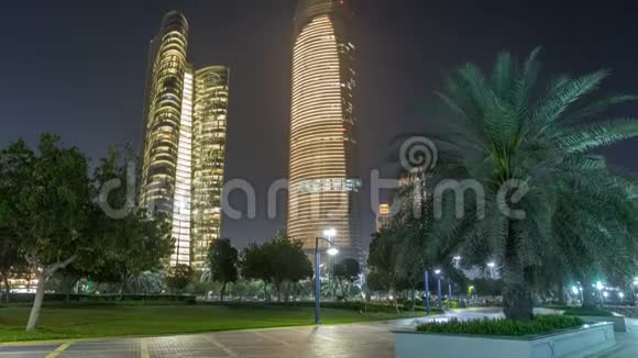 阿拉伯联合酋长国夜时分阿布扎比天际线的摩天大楼视频的预览图