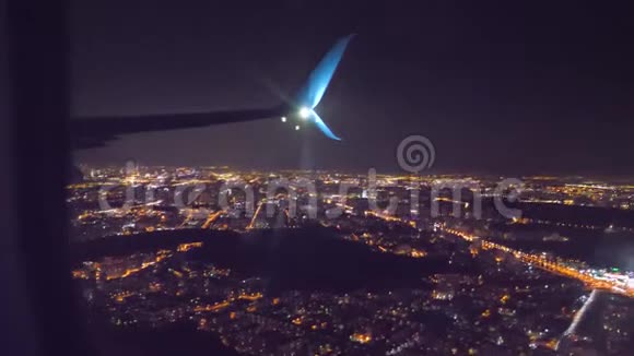 起飞飞机飞行概念飞机晚上在机场跑道起飞飞机着陆视图视频的预览图