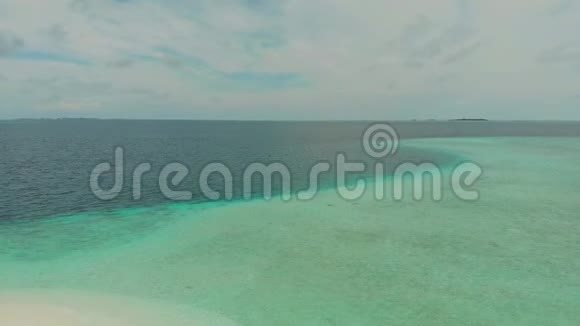 美丽的海滩白色的沙子和清澈的蓝海视频的预览图
