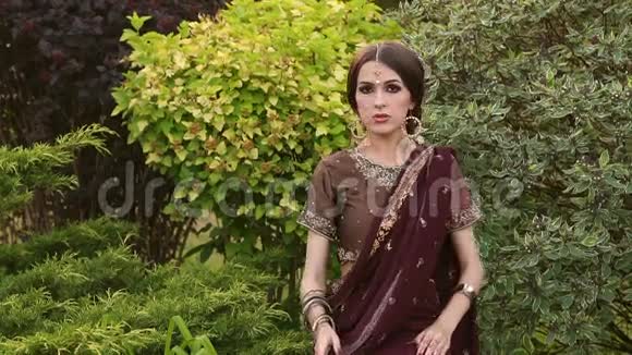 公园里穿印度服装的漂亮女孩的肖像视频的预览图