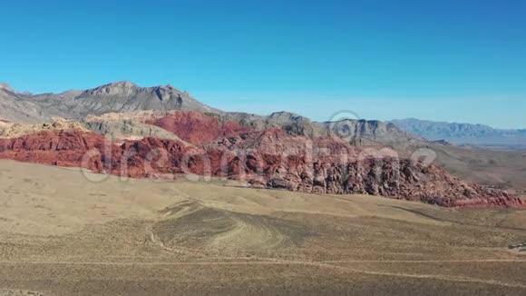 红岩峡谷彩岩景观鸟瞰视频的预览图