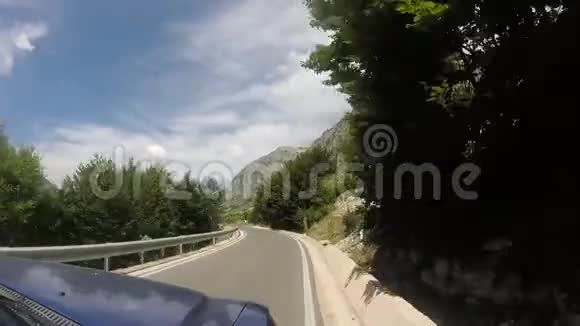 乘坐越野车在山区公路上行驶视频的预览图