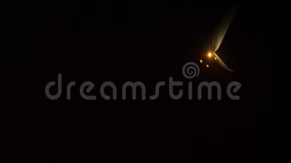 起飞飞机飞行概念飞机在生活方式之夜在机场跑道起飞从视频的预览图