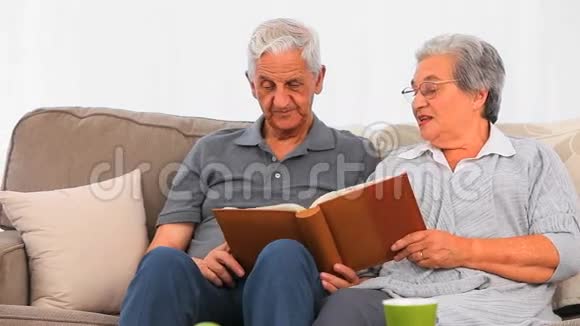 年长夫妇正在看他们的相册视频的预览图