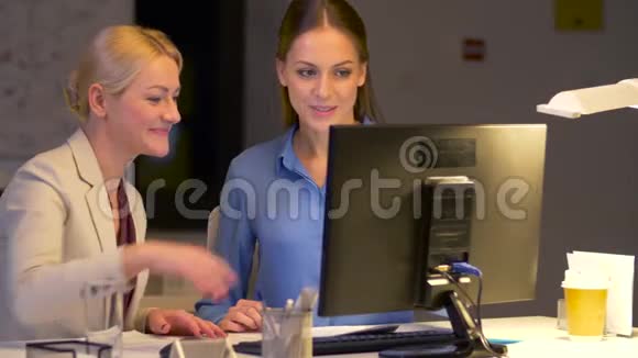 有电脑的女商人工作到很晚视频的预览图