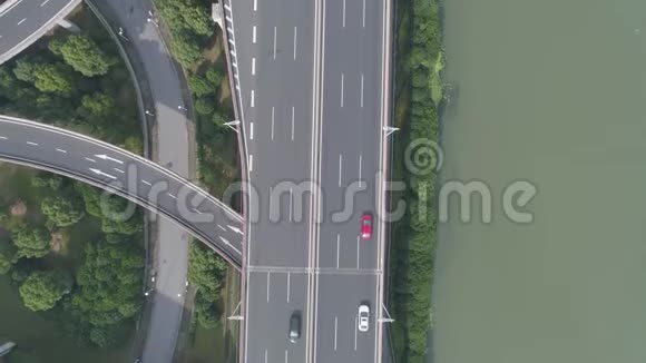空中无人机飞越道路交通二级道路路口上景视频的预览图