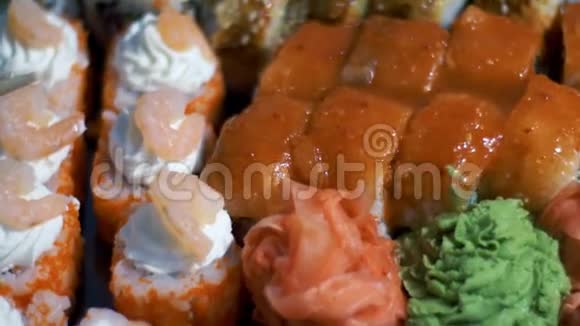 塑料容器中不同类型的开胃寿司视频的预览图