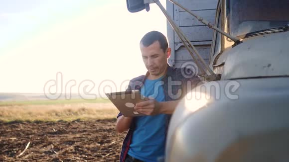 智慧农业男子农民司机站在卡车附近的数字平板电脑慢动作视频肖像商人视频的预览图