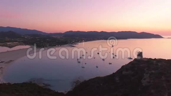 日出时美丽的海湾视频的预览图