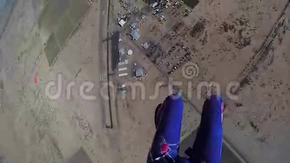 专业跳伞运动员在亚利桑那州上空跳伞景观晴天晴天视频的预览图