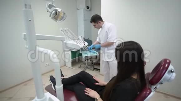 牙医检查病人牙齿视频的预览图