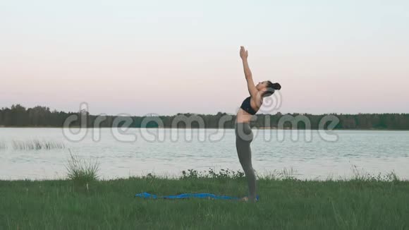 早上在湖边做瑜伽的女人健康生活方式视频的预览图