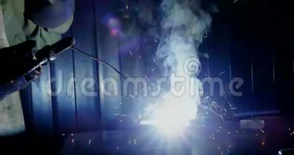 焊工焊接金属视频的预览图
