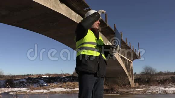 冬天桥附近的工程师用笔记本电脑视频的预览图