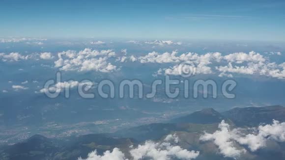 在夏季飞越阿尔卑斯山从飞机窗口可以看到空中景色视频的预览图