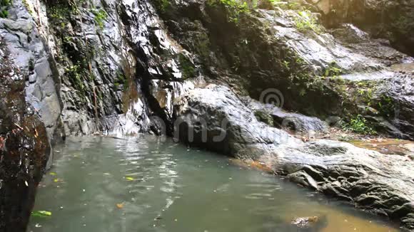 苏梅岛森林深处的瀑布泰国视频的预览图