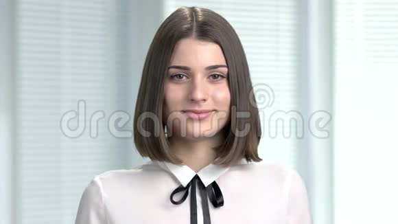 年轻微笑的商界女性的肖像视频的预览图