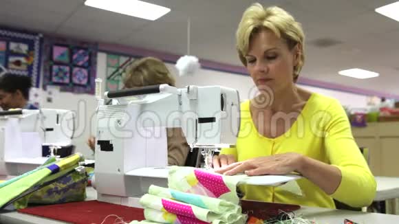 妇女缝纫使用电机视频的预览图