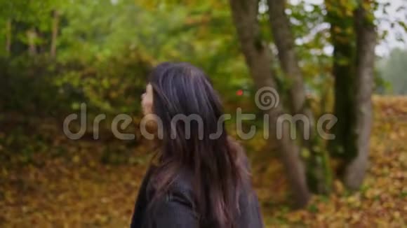 秋天公园里可爱的女人视频的预览图