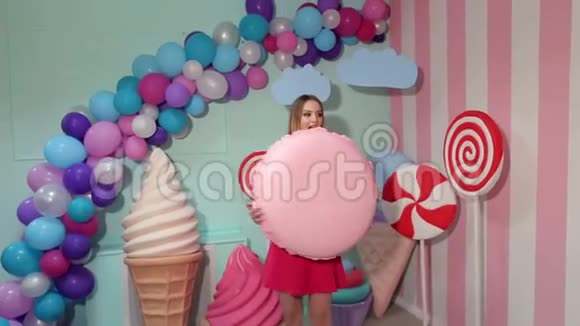 一个芭比女孩带着一个巨大的棉花糖的肖像视频的预览图