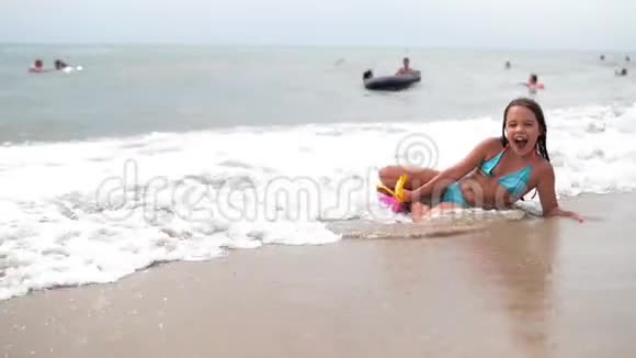 孩子在夏天的海里溅水视频的预览图