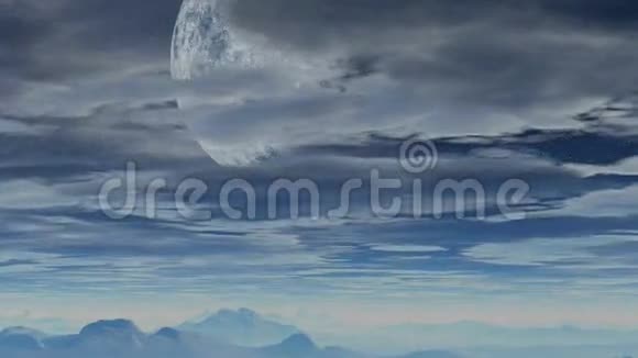 巨大的行星从云层后面出现视频的预览图