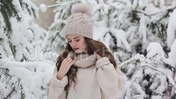 一个美丽的少女在一片白雪皑皑的森林里视频的预览图