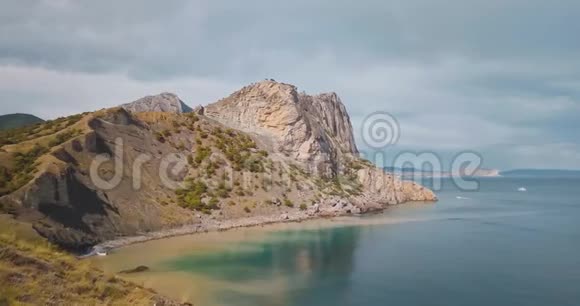 高山峰和大海山谷边缘的史诗岩石和太阳耀斑无人驾驶飞机飞行空中飞行视频的预览图