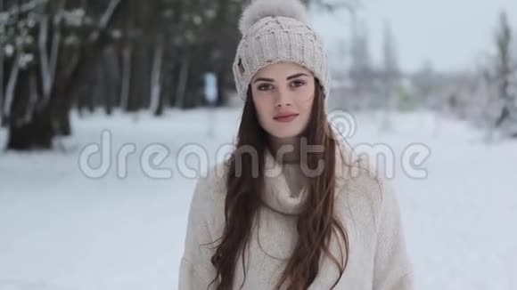 一个美丽的少女在一片白雪皑皑的森林里视频的预览图