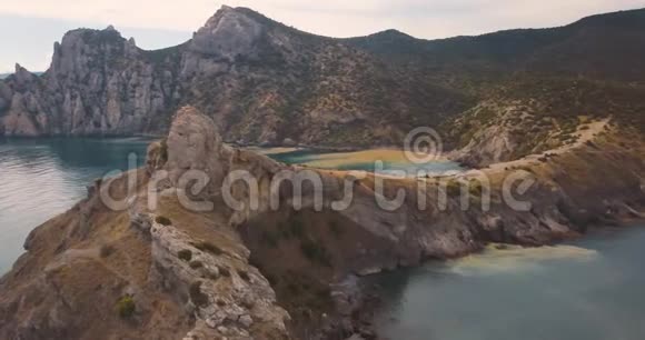 高山峰和大海山谷边缘的史诗岩石和太阳耀斑无人驾驶飞机飞行空中飞行视频的预览图