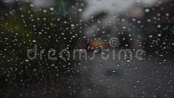 汽车挡风玻璃上的水滴视频的预览图