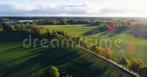 美丽的空中视频卡特林霍姆瑞典斯堪的纳维亚在秋天的一天视频的预览图