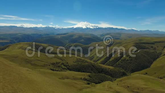 高加索山脉的空中景观视频的预览图