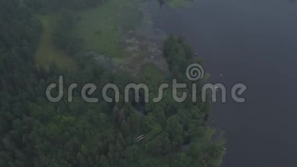 在维堡的MonRepos公园进行空中旅行空中勘测北部陆地空中森林视频的预览图