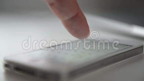 手指触摸智能手机视频的预览图