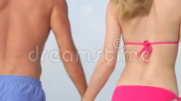 在美丽的热带海滩漫步情侣的后景视频的预览图